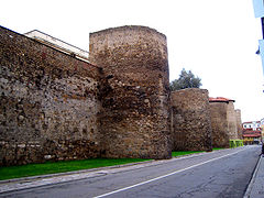 Cubos de la muralla de León.jpg