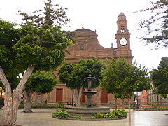 Galdar plazaSantiago iglesia.JPG