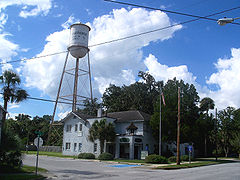 Hawthorne FL city hall and water tower01.jpg