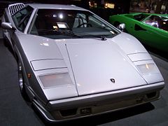 Vista frontal del Lamborghini Countach 25º Aniversario.