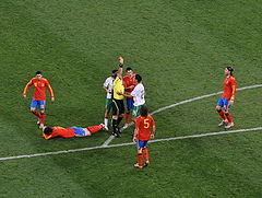 El árbitro Héctor Baldassi expulsa a Ricardo Costa por agredir a Joan Capdevila.