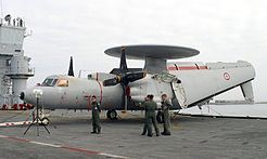 Un E-2 de la Marina Nacional de Francia con las alas plegadas en 2004, antes de recibir la actualización NP2000.