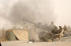 Soldados estadounidenses disparando un M119 cerca del Aeropuerto de Kandahar, Afganistán.