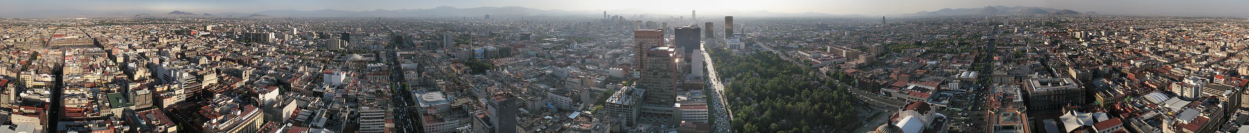 Vista panorámica de la Ciudad de México desde la Torre Latinoamericana. A la izquierda el Zócalo, en el centro la Torre Mayor, en primer plano la S.R.E y la Alameda.