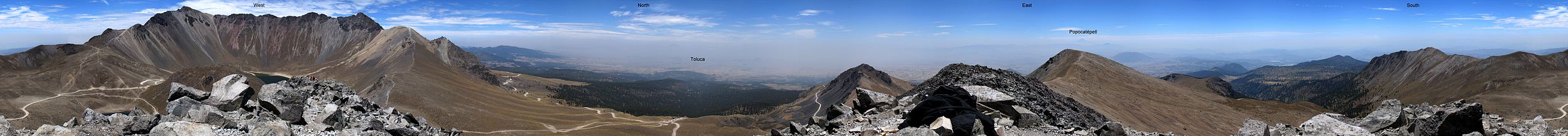 Panorámica de 360° desde la cima del Pico Humboldt del Nevado de Toluca. Se aprecian el Pico del Fraile a la izquierda y el Pico del Águila a la derecha de la leyenda "West".