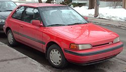 Un automóvil Mazda 323 modelo 1992.