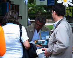Jordi Sierra firmando libros en la Feria del Libro de Madrid. Año 2010.