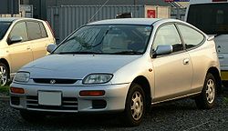 Un automóvil Mazda 323 modelo 1996.