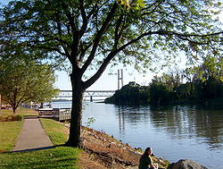 Parque en la orilla este de la Bahía de Quincy en Quincy, El Bayview Bridge y el Memorial Bridge se ven en la distancia.