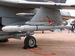 Un Tornado GR.4 británico configurado con misiles antirradar ALARM para misiones de SEAD.