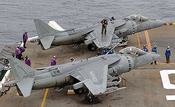 Dos AV-8B Harrier II del Escuadrón de Ataque VMA-214 Blackshee de los Marines estadounidenses en el buque de asalto anfibio USS Peleliu (LHA-5).