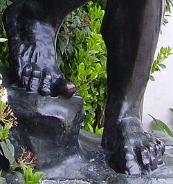 La misma disposición anatómica en la obra «Adán» de Auguste Rodin, quien siempre reconoció la influencia de Miguel Ángel.