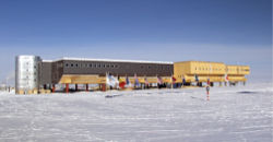 Amundsen-scott-south pole station 2006.jpg
