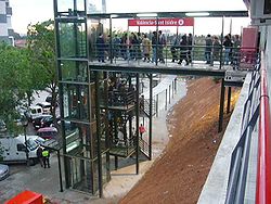 Ascensor a l'estació de Sant Isidre.JPG