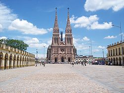 Basílica Luján desde Plaza Belgrano.jpg
