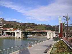 El puente de Deusto desde el Muelle Evaristo Churruca.