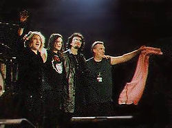 La formación original Black Sabbath, durante su gira de reunion, de izquierda a derecha: Geezer Butler, Ozzy Osbourne, Tony Iommi y Bill Ward