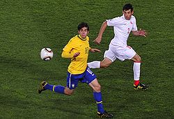 Fuentes marcando a Kaká en la Copa Mundial de Fútbol de 2010