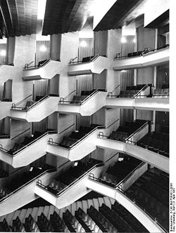 Bundesarchiv B 145 Bild-F004311-0005, Hamburg, Staatsoper, Zuschauerraum, Ränge.jpg