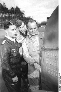 Bundesarchiv Bild 101I-676-7975A-28, Wunstorf, Major Günther Specht und Prof. Kurt Tank.jpg