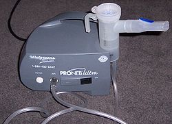 Un nebulizador de chorro se muestra conectado a un compresor