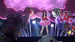 Katy interpretando "Teenage Dream"