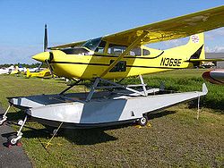 Cessna 185F «Skywagon» (N369E)(anfibia).