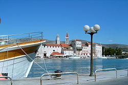 Chorwacja, widok na Trogir z wyspy Ciovo.JPG