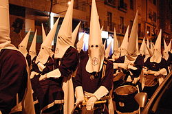 Cofrades del Descendimiento (Semana Santa de Zaragoza, Aragón).jpg