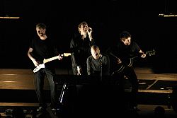 Coldplay actuando en un concierto en Kansas en septiembre de 2005.