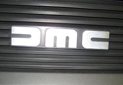 El logotipo de la compañía en la parrilla de un De Lorean DMC-12.