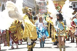 una comparsa de baile liderada por el Arcángel San Miguel.