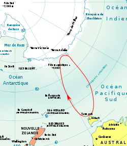 Mar Dumont d'Urville con la posición del polo Sur magnético (2006) y en rojo la ruta de la expedición de Dumont d'Urville a la Antártida (1839-40).