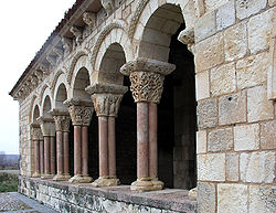Pórtico de la iglesia románica de Duratón.