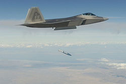 Un F-22 lanzando una bomba GBU-32 JDAM.