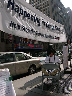 Falun gong in new york city.jpg