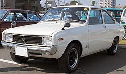 Un automóvil Mazda 323 (Familia Mk. 2/Rotary Coupé en Japón) modelo 1969 en una aparcamiento.