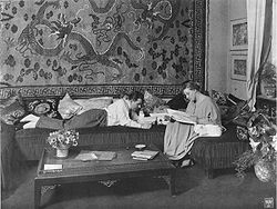 Fritz Lang y Thea von Harbou en su apartamento de Berlín entre 1923 y 1924