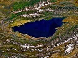 El lago Issyk-Kul visto desde el espacio (Foto cortesía de la NASA, septiembre de 1992)