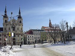 Ayuntamiento e iglesia de San Ignacio en la plaza Masaryk