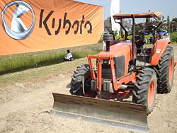 El logo y tractor Kubota