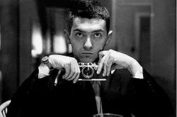 Auto-retrato de Kubrick con una Leica III.