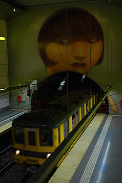 Línea H, tren saliendo del túnel en la estación Venezuela (Buenos Aires, noviembre 2008).jpg
