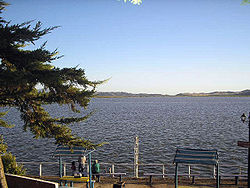 Vista de la costa sudoriental del lago Rapel