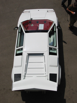Un Lamborghini Countach LP500 visto desde arriba, permitiendo apreciar su línea futurista.