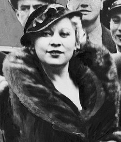 Mae West en un carruaje, de vuelta de Hollywood