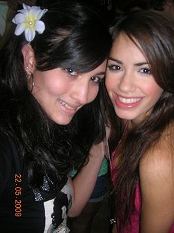 Espósito (derecha) con una fan, mayo de 2009