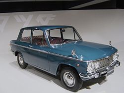 Un automóvil Mazda 323 (Familia Mk. 1 en Japón); modelo 1963 en una exhibición.