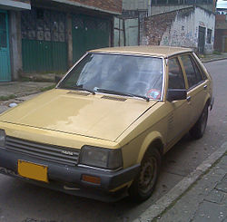 Un automóvil Mazda 323 modelo 1982 en una calle 13 de Bogotá, Colombia.