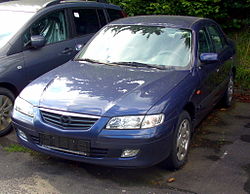 Un automóvil Mazda 626 modelo 2002
